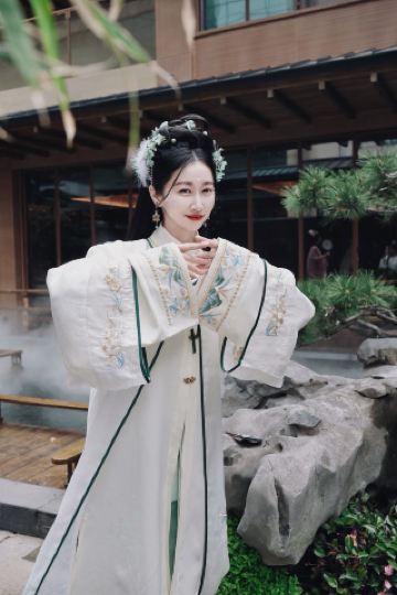 The palace banquet truly fulfilled the girl's dream of wearing ancient costumes.