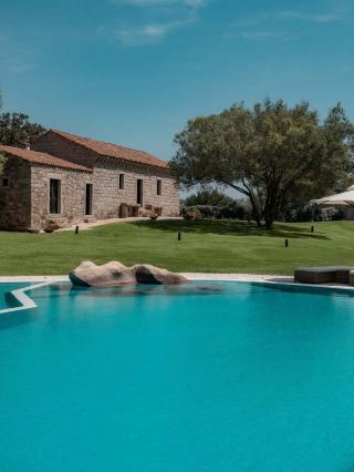 ล่องลอยไปในไร่องุ่น สัมผัสชีวิตที่เรียบง่าย | พบกับรีสอร์ทโรงบ่มไวน์ในซาร์ดิเนีย