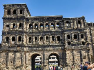 เดินทางย้อนเวลาไป 2000 ปี! สำรวจซากปรักหักพังประตูสีดำที่ลึกลับที่สุดในเยอรมนี