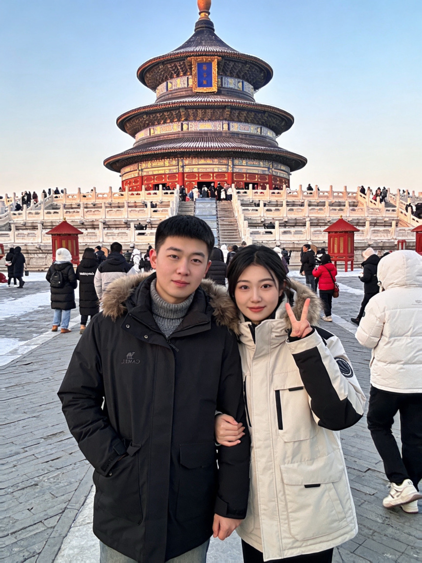 As soon as I landed in Beijing, the gusts of wind blowing through the streets taught me a harsh lesson. I rummaged through my suitcase; the clothes I brought were either too thin, making me shiver after just a couple of minutes in the cold, or too thick, causing me to sweat indoors with the heating on. I completely missed the dressing rhythm for February here, and not a single piece in my half-packed suitcase was comfortable to wear.

✅ Must-Do Core Check-ins

1. Flag Raising at Tiananmen Square: A must-experience in Beijing. Watching the national flag slowly rise with the sunrise fills you with patriotic passion. Get there early to find a good spot and feel this unique sense of ceremony.

2. The Palace Museum (Forbidden City): The red walls and yellow tiles against the winter blue sky, occasionally dotted with leftover snow, make for stunning photos no matter how you shoot. Stroll along the central axis, visit the Hall of Supreme Harmony and the Palace of Heavenly Purity, then explore the side palaces to feel the grandeur of the imperial palace. When tired, find a corner to bask in the sun—super comfortable.

3. Badaling Great Wall: You’re not a true hero until you’ve been to the Great Wall. Visiting in February means fewer crowds. Standing on the wall, looking at the endless mountain ranges, is truly breathtaking. If you don’t want to hike the whole way, take the cable car, stroll slowly, take photos, and appreciate the wisdom of the ancients.

4. Shichahai + Nanluoguxiang: After the Forbidden City, wander around here. Nanluoguxiang has many interesting little shops. Walk slowly along the hutongs to experience the authentic life of old Beijing. At the end, you’ll reach Shichahai, where the lake freezes in winter. You can ride ice carts on the ice and enjoy the winter fun of old Beijing. The surrounding hutongs are also great for casual exploring.

🍲 Local Food & Drink Guide

1. Peking Duck: A must-try. The duck skin is roasted to a crispy, fragrant perfection. Dip it in white sugar and it melts in your mouth. Wrap the duck meat in a pancake with shredded scallions, cucumber sticks, and sweet bean sauce for an incredibly satisfying bite.

2. Copper Pot Hot Pot: A winter staple in old Beijing. Fresh lamb slices cooked in a clear broth, dipped in sesame paste, warm you up with every bite. The more you eat, the more delicious it gets, and it’s never greasy.

3. Authentic Snacks: Zhajiangmian (fried sauce noodles) is a must. Handmade noodles mixed with fragrant fried meat sauce, every strand coated with flavor—super tasty. Also try glutinous treats like Lvdagun, Wandouhuang, and Aiwo wo—sweet but not cloying, each bite is very satisfying.

💡 Honest Tips to Avoid Pitfalls

1. Always wear comfortable flat shoes! Whether touring the Forbidden City or climbing the Great Wall, you’ll walk a lot. Uncomfortable shoes will ruin your day.

2. Beijing has a huge temperature difference between indoors and outdoors. Wear an easy-to-remove jacket so you can take it off indoors and put it back on outside. It’s much more practical than wearing a thick sweater.

3. Don’t buy souvenirs inside tourist spots. Supermarkets or local shops on the street offer better prices and more authentic flavors.

4. The wind blowing through the hutongs is freezing cold. Bring a hat and scarf so your ears don’t hurt from the cold.