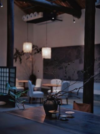 🍂泰安秋日之旅|入住西美銀聚飯店,享受岱山腳下的悠閒時光⛰️

泰安的魅力遠不止於攀登岱山!古城中隱藏著無數溫馨舒適的角落。迷人的小店遍布各處,讓你輕鬆拍出藝術照📸✨

我找到了一家很棒的住宿——西美銀聚酒店,是徒步愛好者和城市漫步者的理想下榻之所! 🏨 夜晚回到飯店,大廳裡擺放的可愛玩偶🧸宛如迷你博物館,氣氛溫馨宜人。說不定還能看到一隻貓咪懶洋洋地在咖啡機旁打盹兒🐱。飯店溫馨舒適,是拍照的絕佳地點📸

🏨【泰安泰山西美銀聚飯店(大廟景區分店)】

📍地址:東岳街282號(步行即可到達大廟寺和夜市;搭乘計程車10分鐘即可抵達鴻門遊客中心)

🧺24小時自助洗衣房

爬完泰山汗流浹背,或是漫步古街塵土飛揚?隨時洗乾衣物!無需攜帶髒衣服。非常適合團體旅行,登山愛好者的必備之選👕✨

💪免費健身房

登山前熱身,補充能量;下山後伸展肌肉,緩解酸痛。旅行與運動,一舉兩得🏋️♀️

🛏️乾淨舒適的客房,乾濕分離,通風良好,環境安靜,配備齊全的智慧設施。睡個好覺,為第二天的行程做好準備!

🚶附近景點:

✅岱廟(東岳街191號)|紅牆黃葉交相輝映,古色古香。開放至17:30,請合理安排行程~

✅天外村(環山路51號)|秋色迷人,是晨間或傍晚散步的好去處。開放至21:00,別錯過夜景🌙

✅古城漫步|酒店附近的巷弄值得探索。咖啡館和當地小店充滿濃厚的生活氣息🍁

💡溫馨提示:

✅秋季旺季房間緊張,建議提前預訂

✅泰山全天開放,建議錯峰登山

✅漫步古巷,感受泰山腳下的秋日靜謐

無需匆忙。漫步這座山城,享受秋日時光🍂

#泰安西美銀聚飯店 #代廟 #天外村 #山東農業大學代宗校區 #泰山站