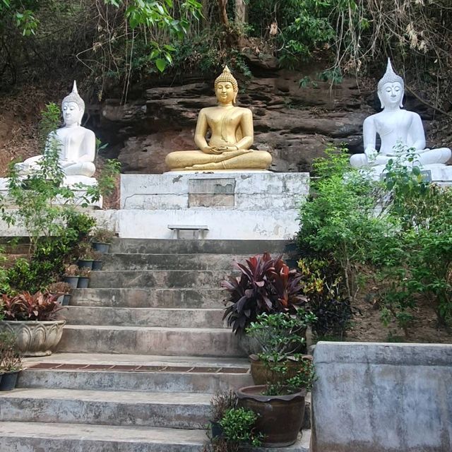 วัดถ้ำผาแด่น อันซีนวัดสวยบนเนินเขา @ สกลนคร
