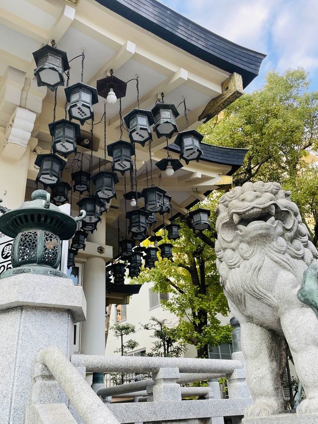 【大阪府/難波八阪神社】巨大な獅子がお出迎え