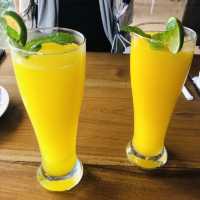 往瑪雅烏布酒店十字路口、有停車場的大型印尼餐廳Warung Mina Ubud