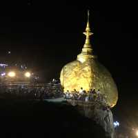 พระธาตุอินทร์แขวน ก้อนหินแห่งศรัทธา