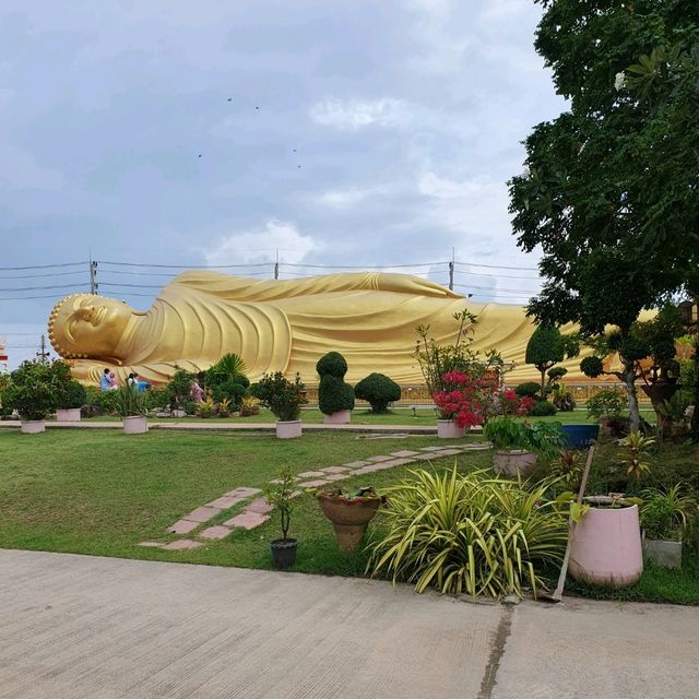 สักการะพระนอน องค์ใหญ่..วัดแหลมพ้อ จ.สงขลา