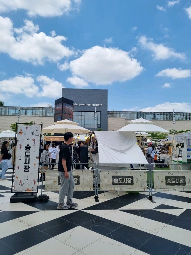 플리마켓 구경하는 재미가 쏠쏠