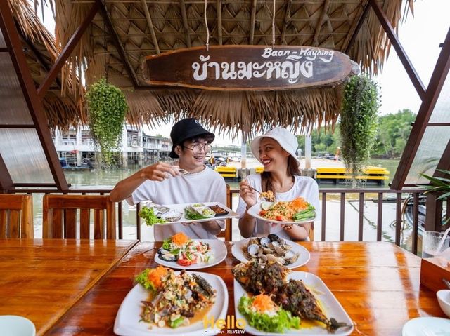 บ้านมะหญิง นั่งเรือชมวิว กินซีฟู้ดบนกระชัง