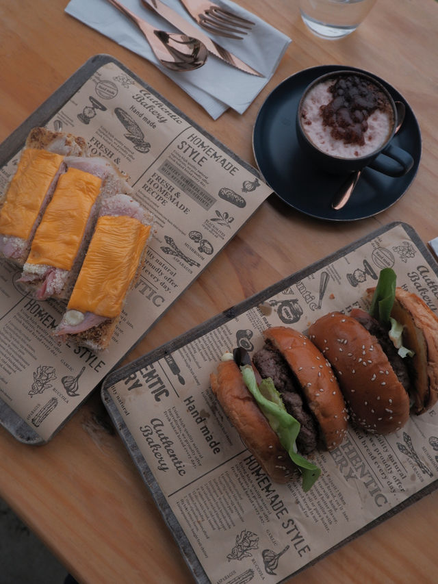 無遮擋湖景Cafe，浪漫約會打卡好地方