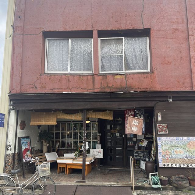 사카이미나토 항구의 작은 카페, 카페 쿠로(クロ)