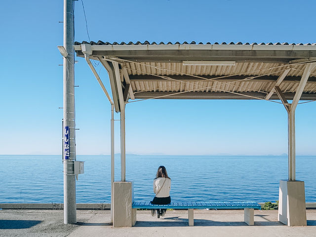 一度は降りてみたい！海が見える日本一絶景の無人駅『下灘駅』