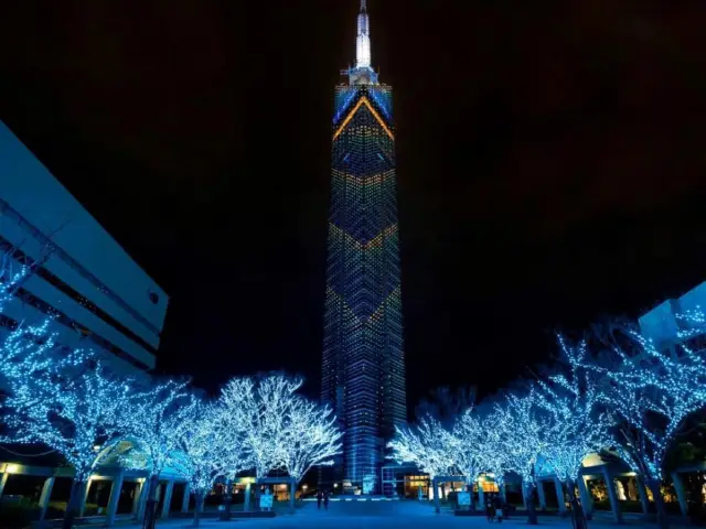「부산탑」: 밤에는 빛이 반짝이며 봄에 가봐야 할 곳!