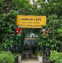 ลามูร์ คาเฟ่สไตล์ยุโรปบ้านสีเหลือง หลังวัดอุโมงค์
