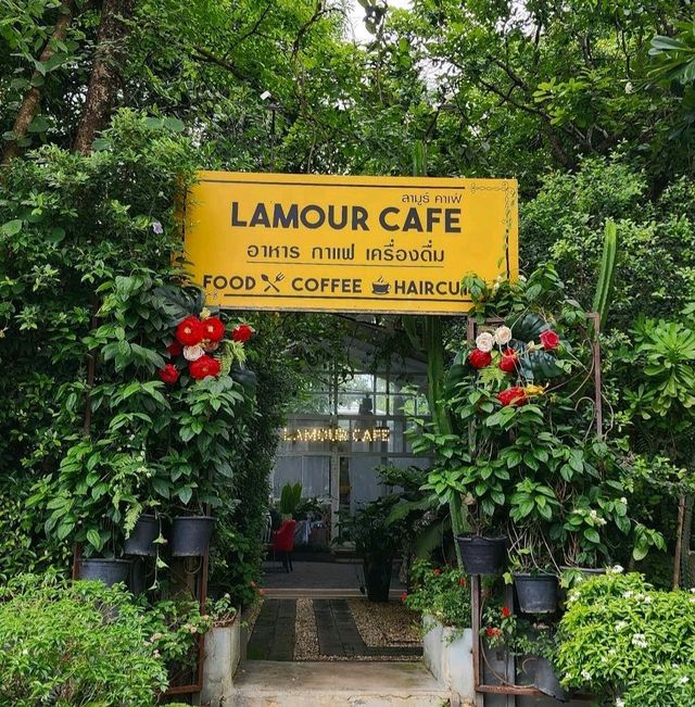 ลามูร์ คาเฟ่สไตล์ยุโรปบ้านสีเหลือง หลังวัดอุโมงค์
