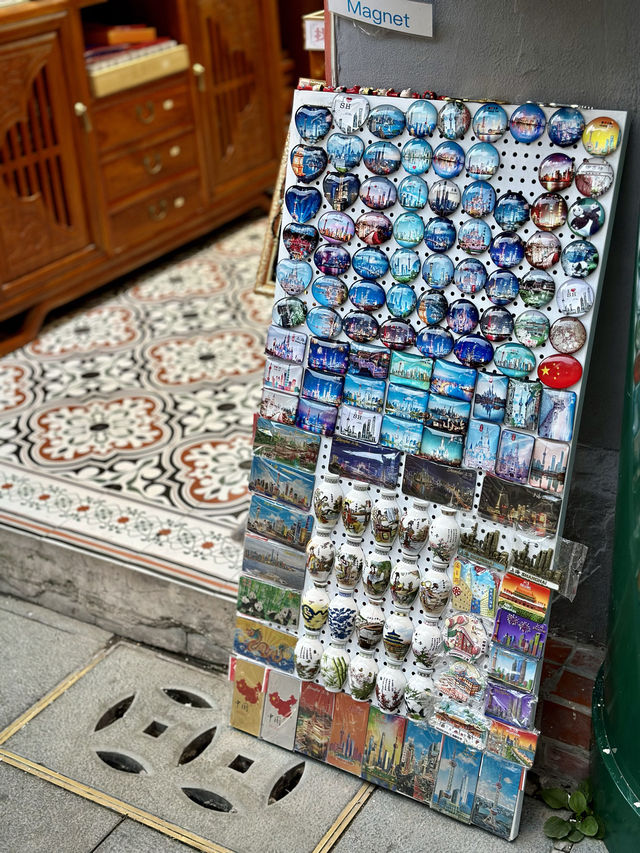 Explore the Yuyuan Old Street Market in Shanghai 🏙️