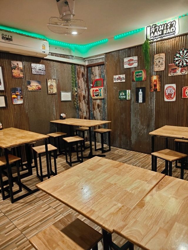 ร้านเรา ร้านอาหารกึ่งบาร์ยุค 90
