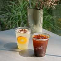 ปูรณ์ / POON คาเฟ่โอเอซีสสีเขียวกลางเมืองบางแสน