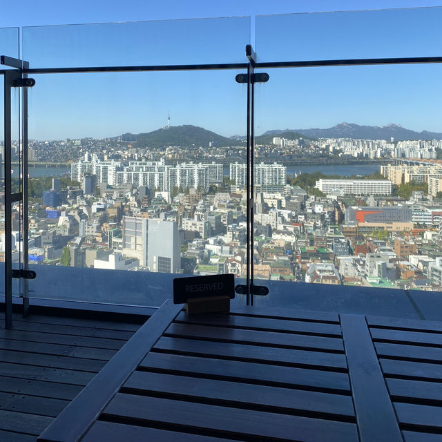 城市美景中的咖啡時光：首爾前廳酒店咖啡廳☕🏙️🌃