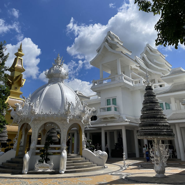 ไปเที่ยวรายต้องแวะชมความงามที่วัดร่องขุ่น