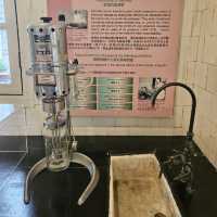 探索中西藥為主題的展覽空間