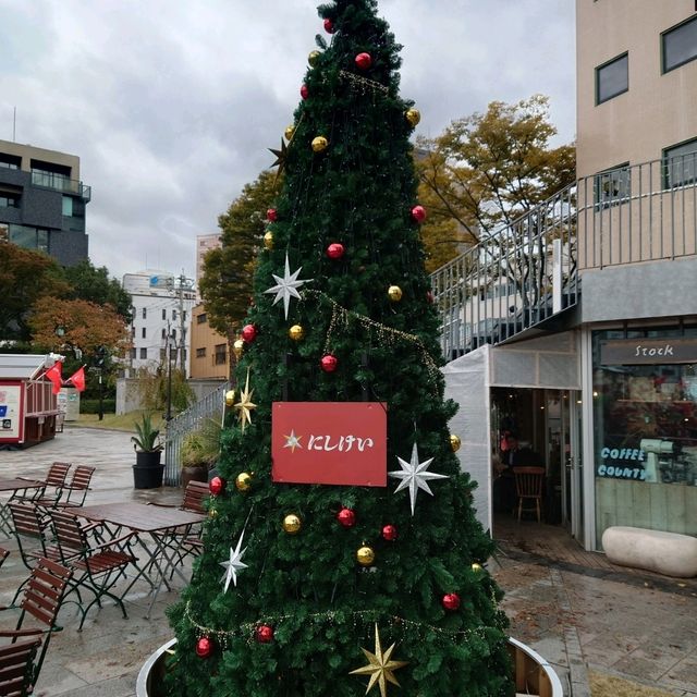 たくさんのサンタクロース！「天神クリスマスマーケット」