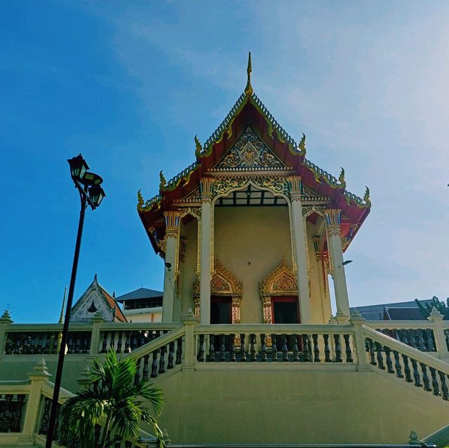 泰國曼谷湄南河畔著名古跡寺廟Wat Suttharam，百年歷史佛像雕塑，適合拍照📸打卡