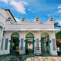馬來西亞檳城喬治城著名地標建築景點:吉寧加必丹清真寺🕌，19世紀古跡建築，高大雄偉，適合拍照📸打卡