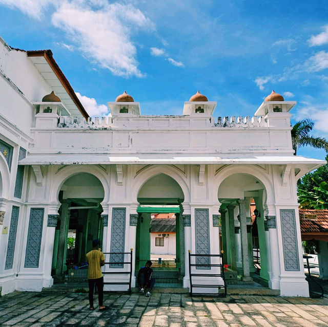 馬來西亞檳城喬治城著名地標建築景點:吉寧加必丹清真寺🕌，19世紀古跡建築，高大雄偉，適合拍照📸打卡