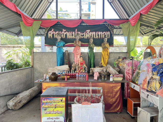 ชมพระพุทธรูปไม้แกะสลักปางไสยาสน์ วัดหนองไก่เถื่อน