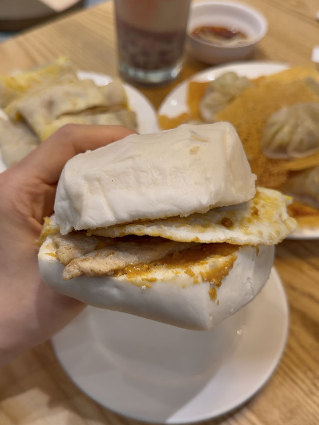 Gan Mei Alley: A Modern Taiwanese Breakfast Spot with Crispy Xiao Long Bao in Ximending