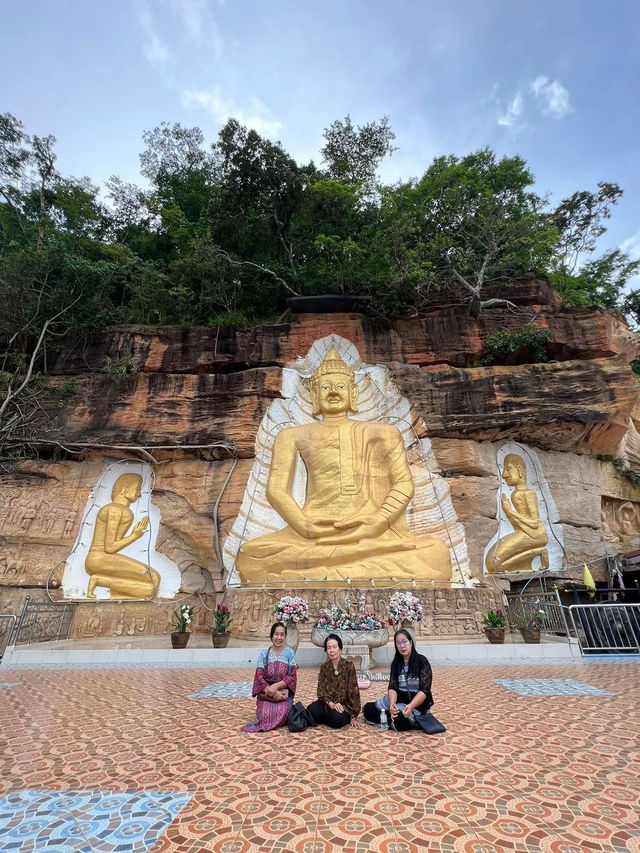 พระพุทธรูปหินแกะสลักภูผาขาว มุกดาหาร