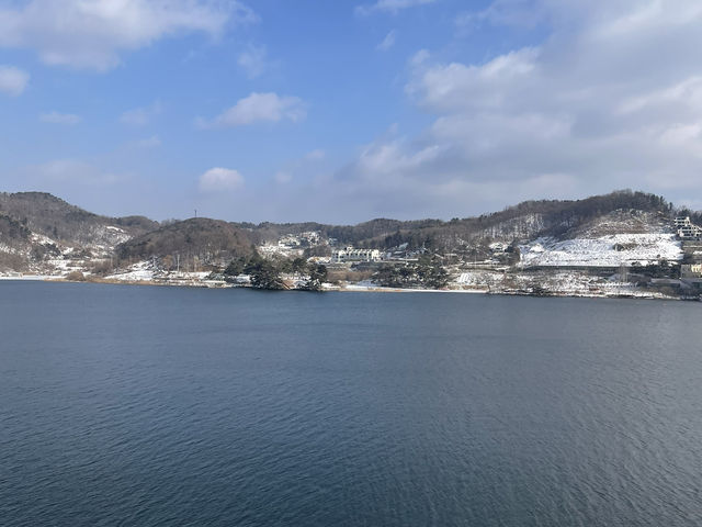 눈이 쌓인 산을 보며 뜨듯한 스파로 힐링을