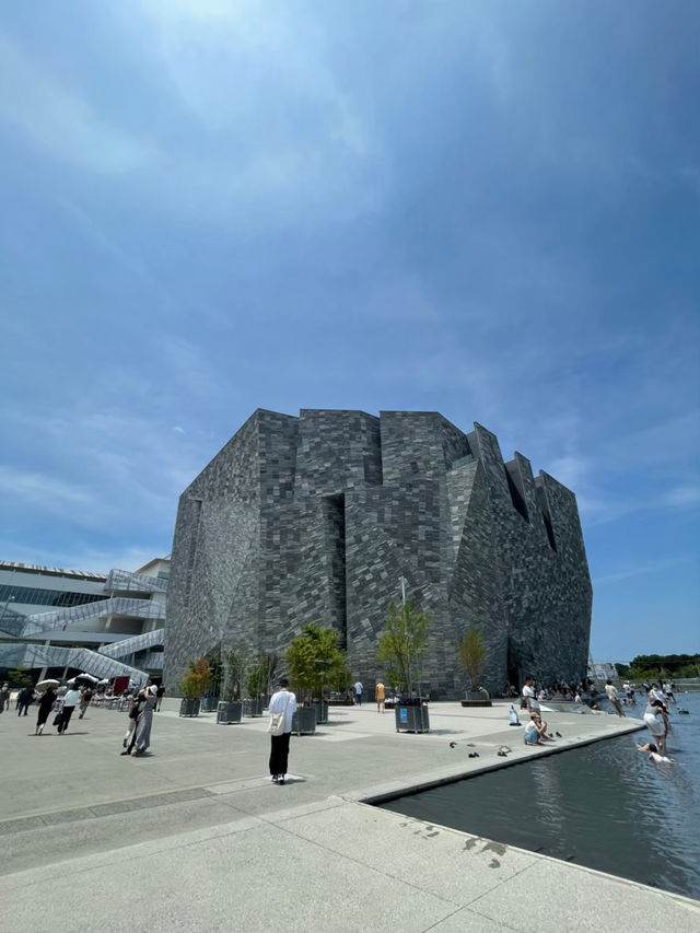 不思議な形の美術館👀🤍 外観からおしゃれでまるでアート作品を見に来たような気分になれます🥳