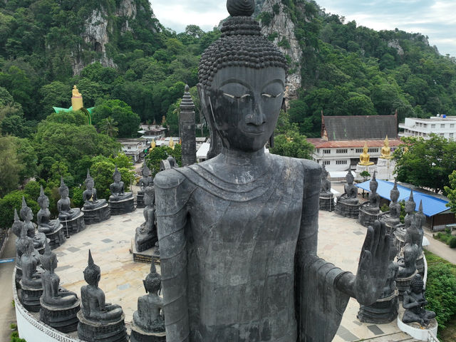 พระพุทธรูปหินลาวา