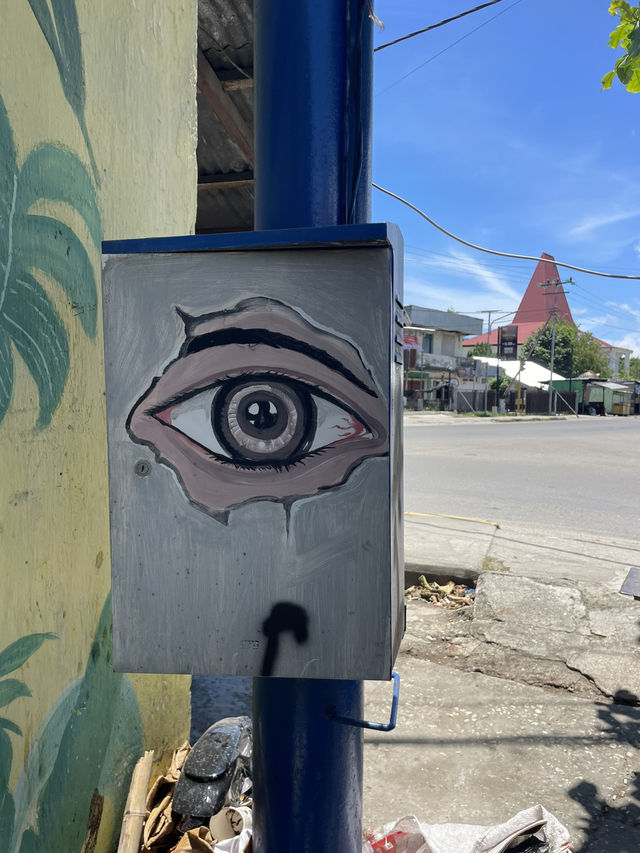 Street Art Surprise in Waingapu: A Café with Stories on Its Walls 🎨👀