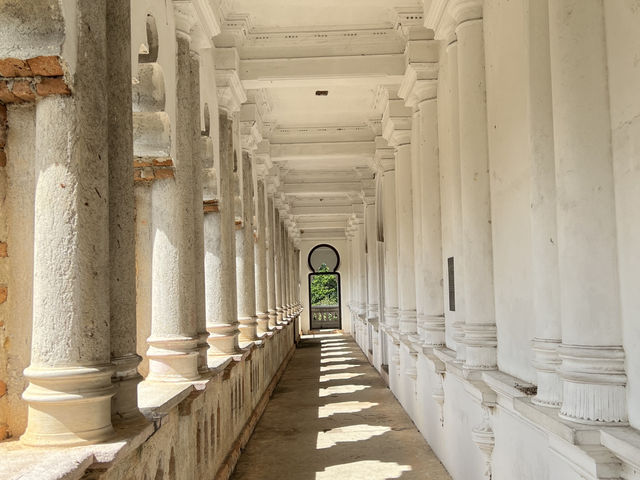 凱莉古堡（Kellie’s Castle）位於馬來西亞霹靂州怡保，是一座充滿神秘色彩的未完成城堡，擁有英國殖民時期的建築風格和各種靈異傳說。