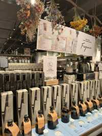 Cozy Shopping Experience at Hooga