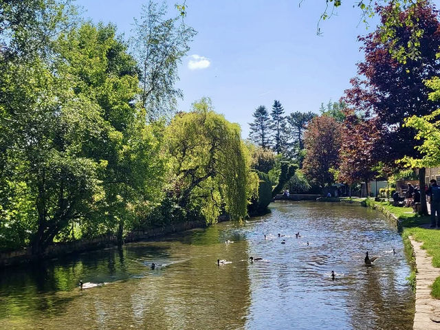 英式鄉村科茲窩Cotswolds的水上伯頓Bourton on the water 