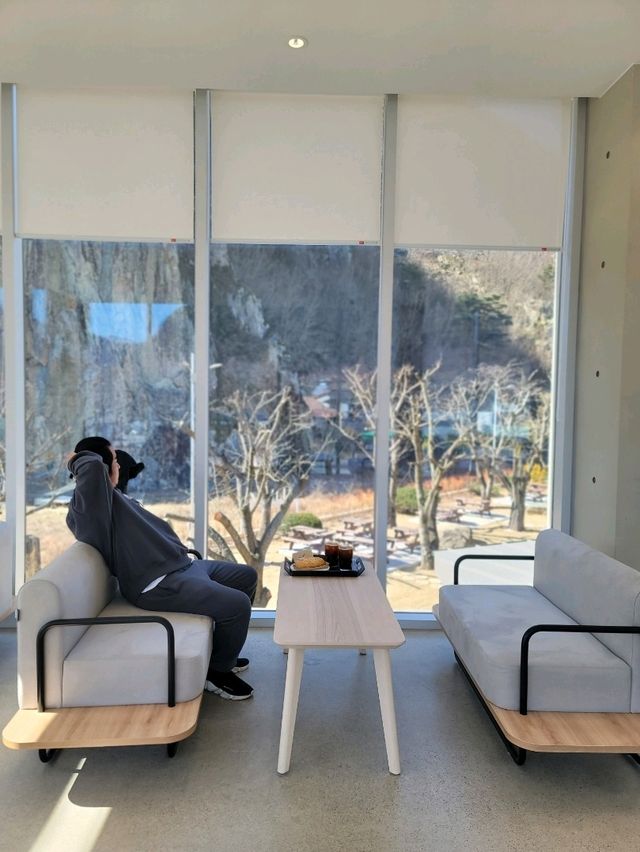 자연속 힐링하는 절벽뷰가 멋진 카페