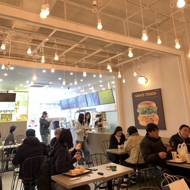 【🇰🇷Mom’s touch 弘大入口店】韓國當店炸雞連鎖店