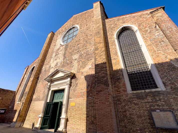 ムラーノ島最大の教会】サン・ピエトロ・マルティーレ教会⛪🪟 | Trip