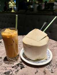  📍荃灣海之戀Kopitiam By SAYA✨充滿東南亞風味，餐廳環境舒適，店員服務熱情💗而且晚上八點後入座，更可享受海鮮七折優惠，性價比超高🤟🏻