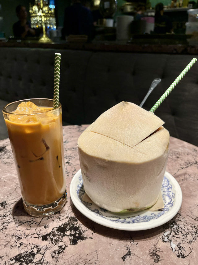 📍荃灣海之戀Kopitiam By SAYA✨充滿東南亞風味，餐廳環境舒適，店員服務熱情💗而且晚上八點後入座，更可享受海鮮七折優惠，性價比超高🤟🏻