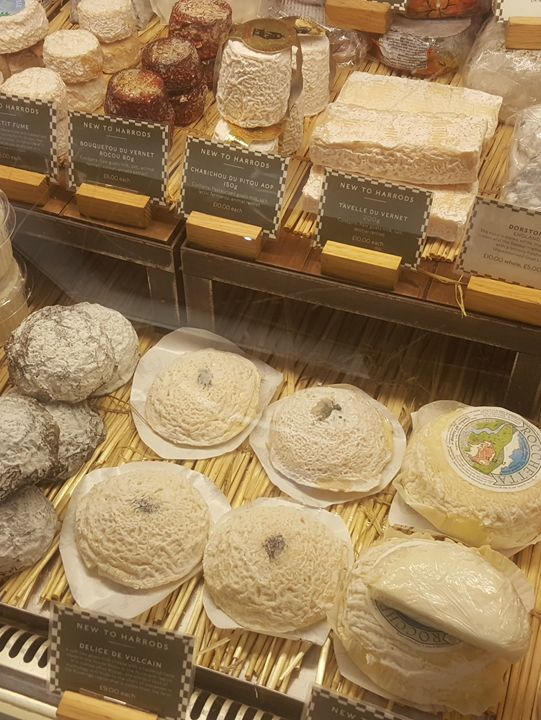 🥐 “세상 모든 맛이 한자리에 – 런던 해롯 백화점 푸드코트”