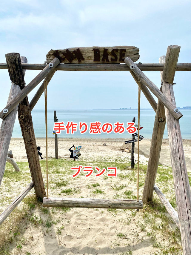 スイス人が焼く美味しいパンとブランコのある浜辺「くまのBACE」