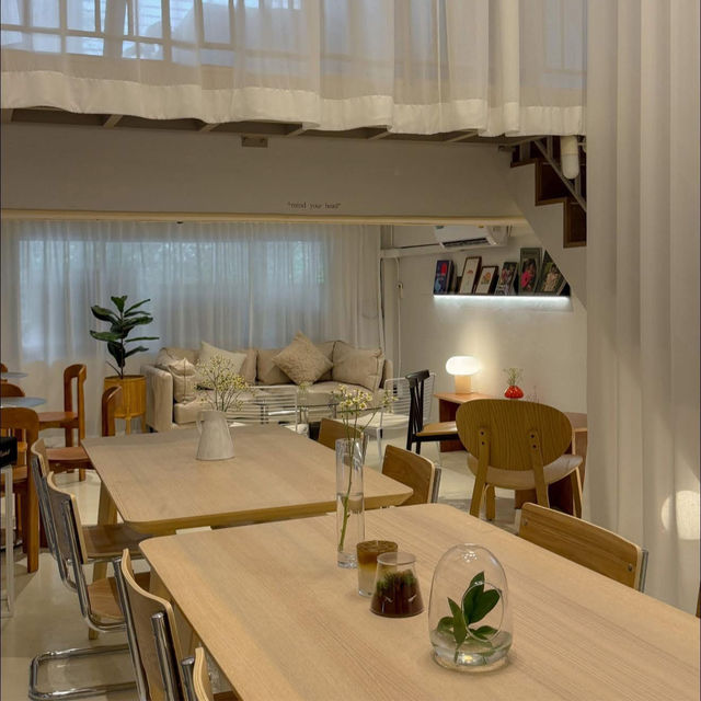 Daisycafebkk 2nd floor cafe (วิภาวดี ซอย 5)