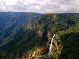 🌿 A Journey Through the Clouds: My Trip to Meghalaya