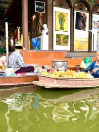 伝統と活気があふれるダムヌンサドゥアック水上マーケットで、タイの昔と今を感じる旅へ🚤🍍📸
