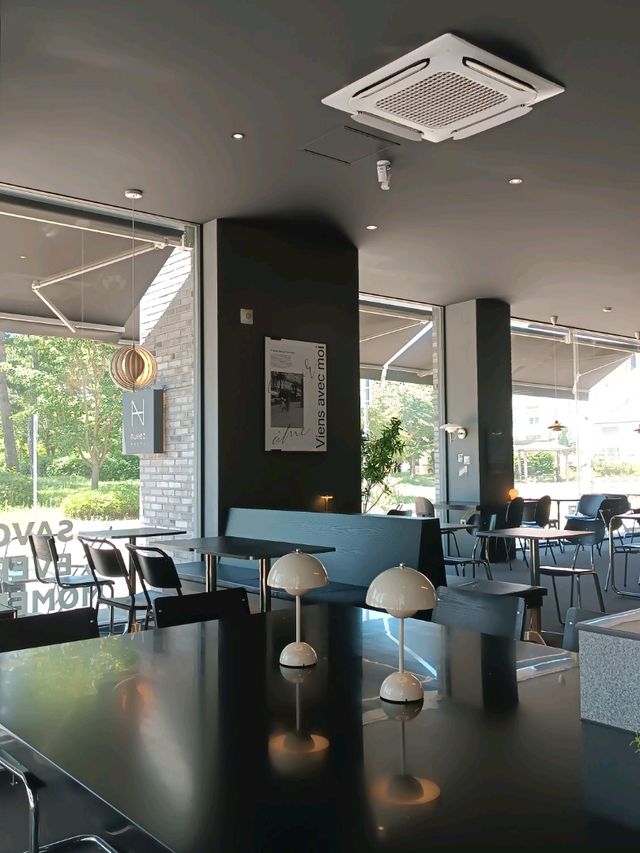韓國水原黑白風咖啡店nuhez coffee