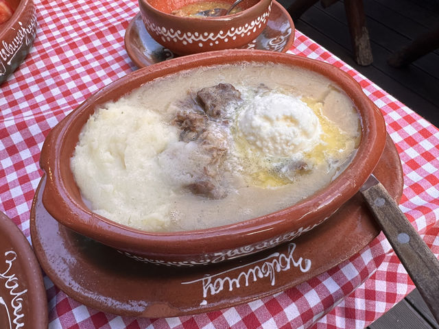 【Zavičaj Balkanska｜ベオグラードで本格セルビア料理を味わう】 地元でも人気のレストラン。
